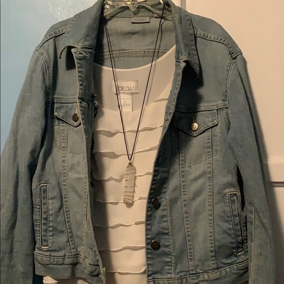 White Ruffle Sleeveless Blouse - Picture 2 of 10